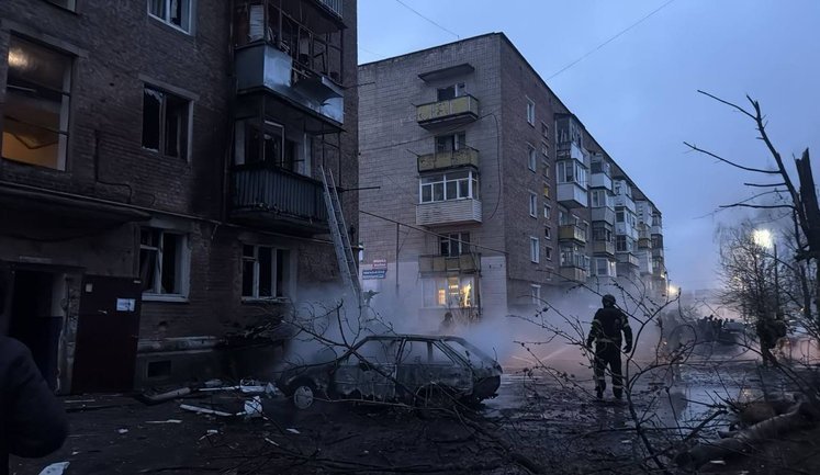 Ворог атакував Конотоп: влучання у багатоповерхівку, горять автівки. ФОТО