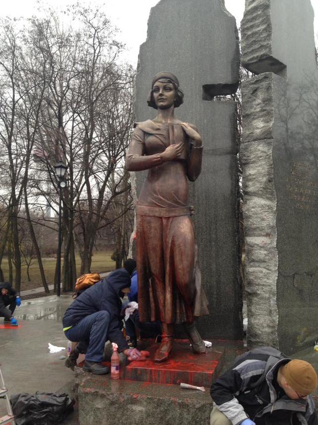 Активісти відмили київський памятник поетесі Телізі, розмальований вандалами 06 Активісти відмили київський памятник поетесі Телізі, розмальований вандалами 06