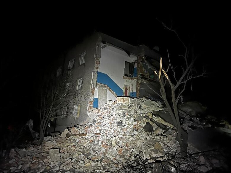 Russians attack New York in Donetsk region with aerial bombs and missile: 3 people wounded, 5 more trapped under rubble 02