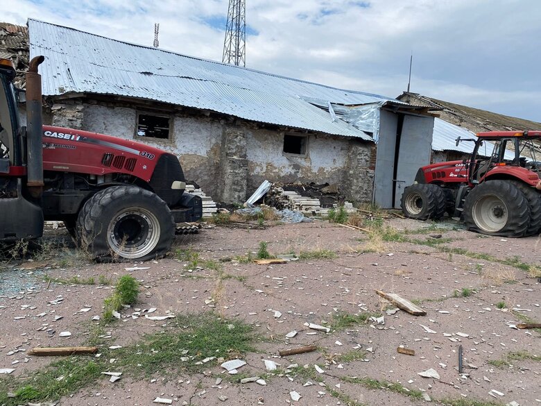 Рашисты нанесли ракетные удары по Херсонщине. Разрушены здания фермы и повреждена сельхозтехника 04