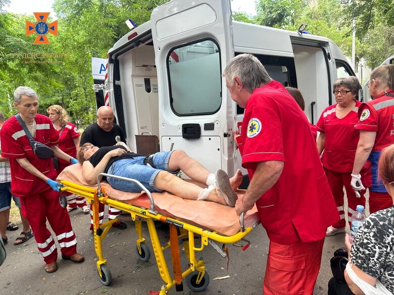 Последствия падения неустановленного вражеского летающего объекта в Запорожье: 18 травмированных, среди них 6 детей 02
