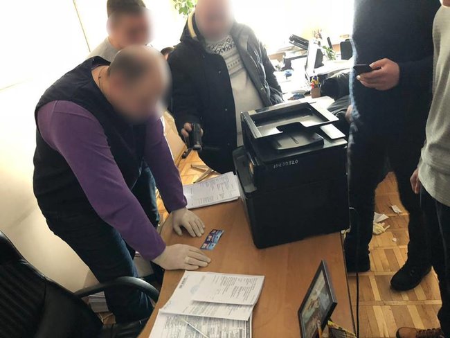 Чиновник Государственной исполнительной службы задержан в Виннице при получении взятки талонами на топливо на сумму 9 тыс. грн 01