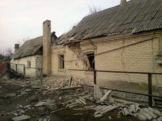 Терористи обстріляли Марїнку: 3 будинки пошкоджені 01 Терористи обстріляли Марїнку: 3 будинки пошкоджені 01