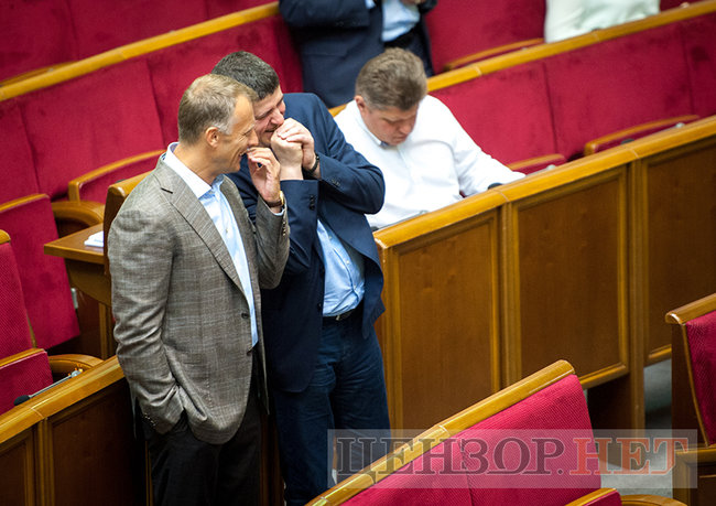 Лозовий, ставши навпочіпки, спантеличив Ляшка, емоційна суперечка Червакової і Карпунцова і порожній сесійний зал, - день роботи ВР 22 червня 11