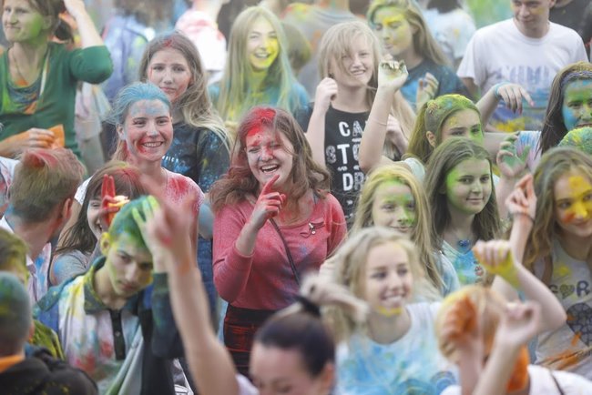 Майже 3 тисячі учасників і півтонни фарб, - у Дніпрі провели Kolir Fest 09