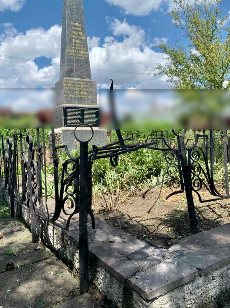 Прилетело от потомков: Рашисты обстреляли братскую могилу солдат советской армии в Николаеве 02
