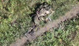 росіянин лежить на стежці