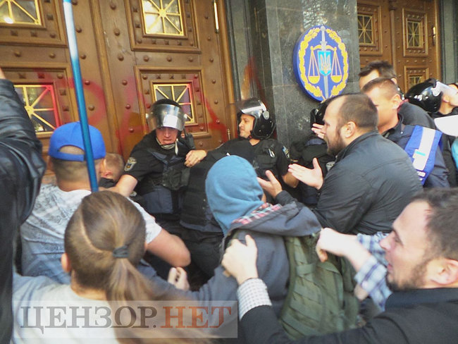 Під час мітингу під ГПУ проти екстрадиції в РФ Тумгоєва сталися сутички: мітингувальники бють вікна, їх у відповідь поливають водою зі шлангів 14