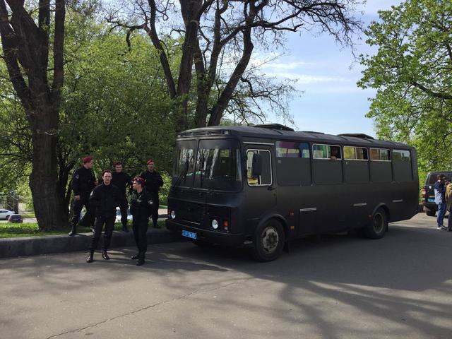 Люди, які назвали себе Правим сектором і Свободою, зупинили роботи з розфарбовування арки Дружби народів у центрі Києва 04