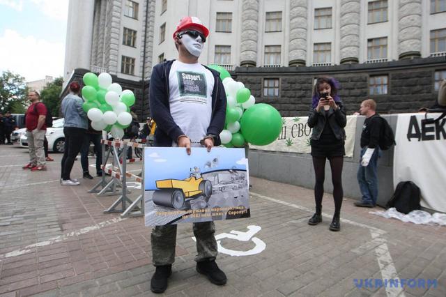 200 людей під Кабміном вимагали легалізувати марихуану 03