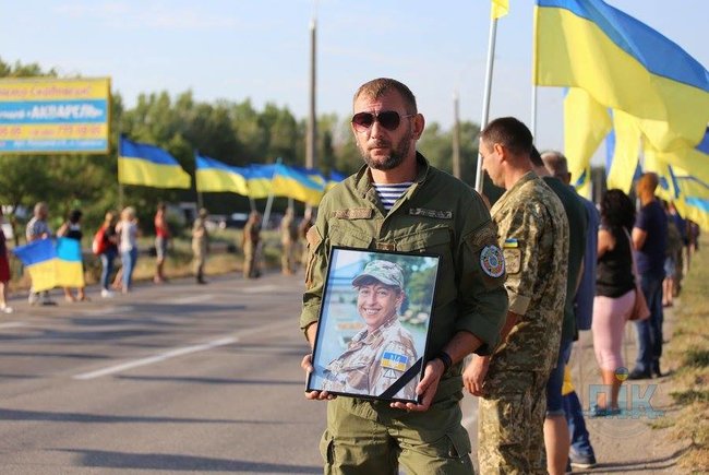 В Херсоне прощаются с погибшей при обстреле санитарного автомобиля на Донбассе Ириной Шевченко 02