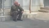 уцелевший оккупант возле магазина в Курске
