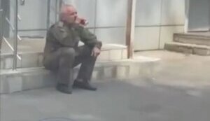 Россиянка из Курска неодобрительно отзывается о "героях сво": "Вот они наши свошники, за#бали тут ходить, чтобы вы все передохли, бродяги". ВИДЕО