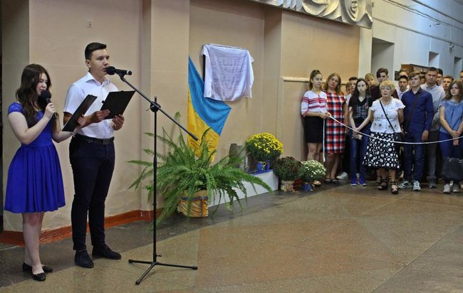 Меморіальну дошку українському воїну Денису Синюку встановили в Полтавському політехнічному коледжі 04
