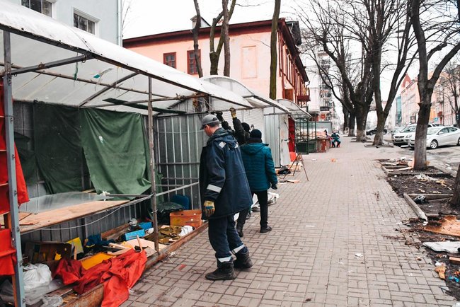 Уночі на Андріївському узвозі знесли МАФи із сувенірами 04
