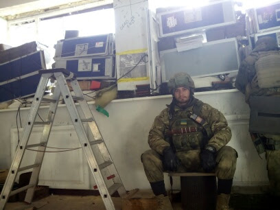 Головний патрульний Херсонської області Іван Базаренко, позивний Хірург: Командування дивувалося: на аеродромі Кульбакине патрульний поліцейський командує військовими 06 Головний патрульний Херсонської області Іван Базаренко, позивний Хірург: Командування дивувалося: на аеродромі Кульбакине патрульний поліцейський командує військовими 06