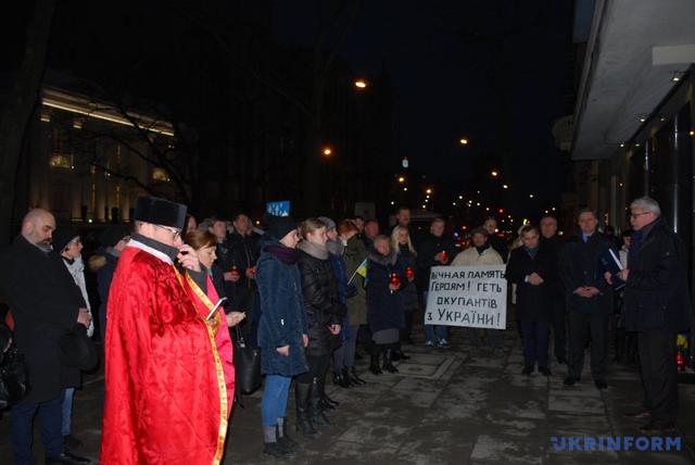 Пам'ять героїв Небесної Сотні вшанували у Варшаві 04