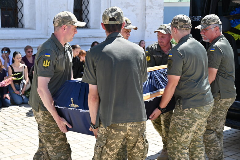 Зі скрипалем та воїном Давидом Якушиним, який загинув у бою з окупантами, попрощалися в Києві 04