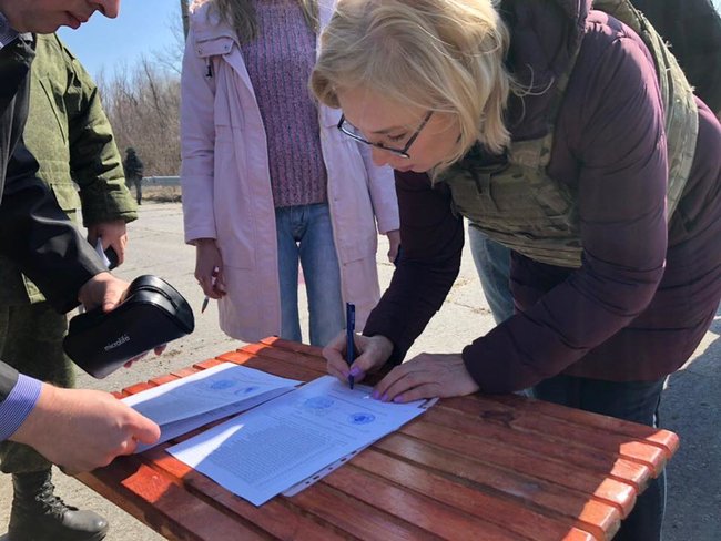 Представители ЛНР передали 60 заключенных для дальнейшего отбывания наказания на подконтрольной Украине территории, - Денисова 09