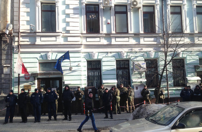 Акция протеста возле польского консульства состоялась в Харькове 01