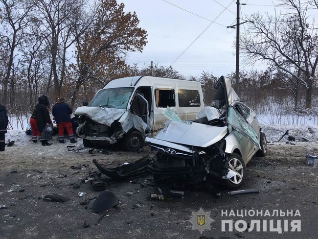 Чотири людини загинули в ДТП за участю мікроавтобуса на Харківщині, ще 11 госпіталізовано, - поліція 02
