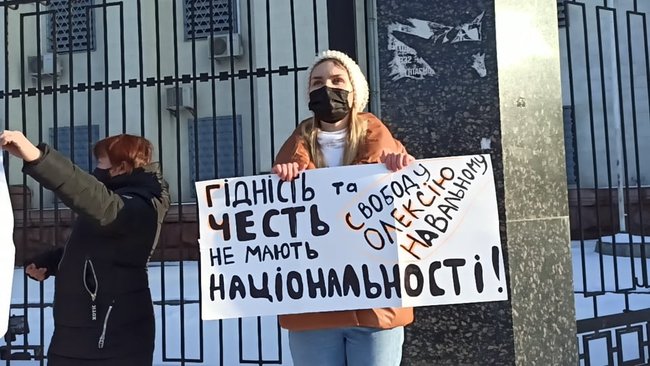 Путин боится Навального, - под посольство РФ в Киеве принесли трусы и туалетный ершик 08