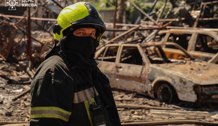 Ліквідовано наслідки нічної атаки РФ на Київ: горіли гаражі та автомобілі. ФОТОрепортаж
