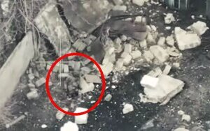 дроноводи намагаються ліквідувати живучого росіянина