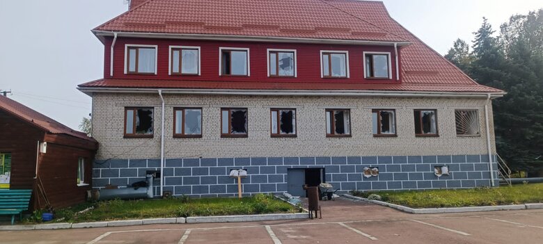 Наслідки обстрілів Сумщини: Пошкоджено будинки, авто та вікно в дитсадку 05
