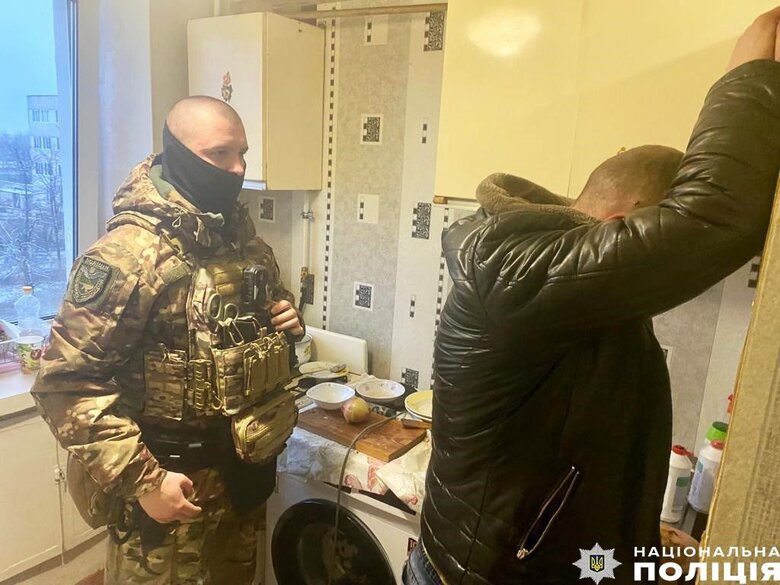 Чернігівські поліціянти затримали чотирьох зловмисників, які запустили феєрверк під час повітряної тривоги 03