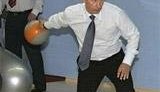 Путин на Камчатке сходил в гости к подводнику и поиграл в боулинг и волейбол. ФОТОрепортаж.