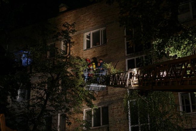 Пожежники в Києві евакуювали 33 людей із палаючої багатоповерхівки 02