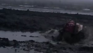 Ворожий наземний дрон, навантажений провізією, наїжджає на міну і розлітається у повітрі. ВIДЕО