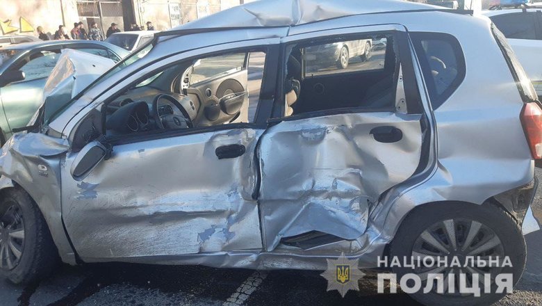 Водію стало зле: автобус із пасажирами протаранив чотири авто та врізався у магазин в Одесі 03