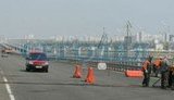 На открытом Азаровым "мосту Кирпы" вздулся асфальт и опять начался ремонт. ФОТОрепортаж