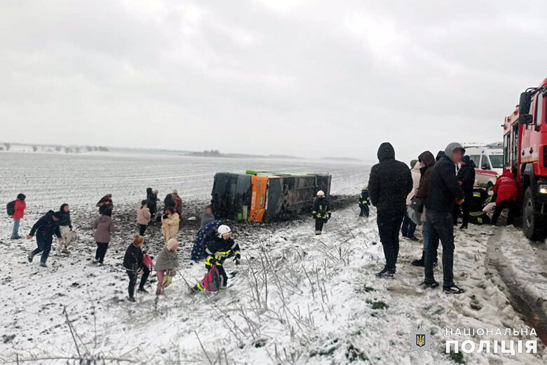 На Хмельниччині перекинувся автобус Варшава - Одеса, є травмовані 01