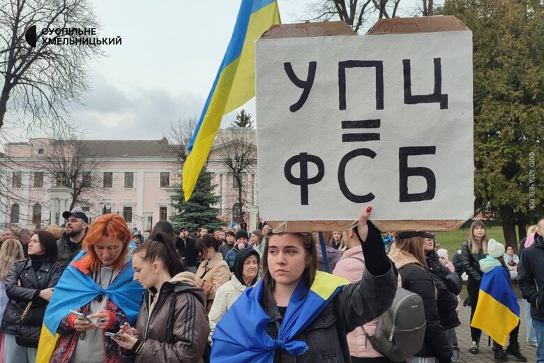 У Кам’янці-Подільському другий день триває протистояння між ПЦУ та УПЦ МП за собор Олександра Невського 03
