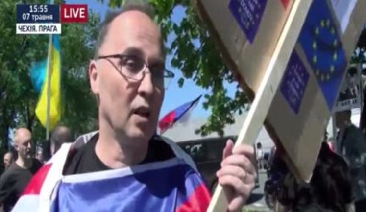 "Путінські вовки" напали в Празі на жінку, яка тримала український прапор. ВIДЕО