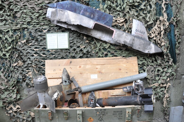 Кресло-катапульта, образцы снарядов и личные вещи рашистов: На Андреевском спуске открылась благотворительная выставка Спротив-2022 02 Кресло-катапульта, образцы снарядов и личные вещи рашистов: На Андреевском спуске открылась благотворительная выставка Спротив-2022 02