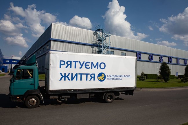 Самолет с второй партией защитных медицинских костюмов, купленных Фондом Порошенко и компанией Рошен в Южной Корее, приземлился в Борисполе 06