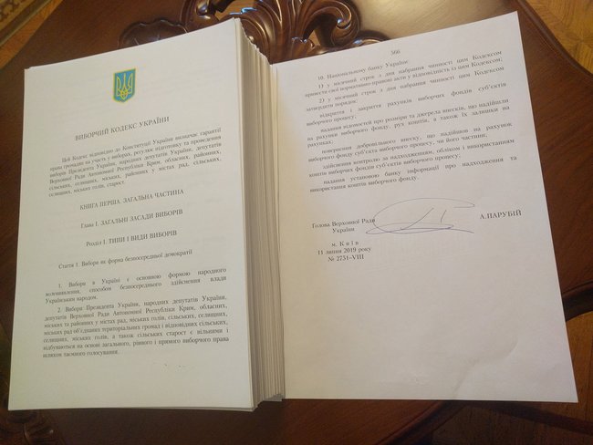 Парубій підписав Виборчий кодекс із відкритими списками 02