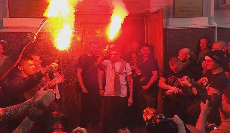 Суд освободил "азовца" Филимонова на поруки нардепов Билецкого и Петренко, сторонники жгли файеры у зданий суда и "Киевгорстроя". ФОТОрепортаж+ВИДЕО