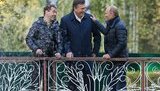 Рослый Янукович погулял с маленькими Путиным и Медведевым среди русских берез. Забавные ФОТО+ВИДЕО
