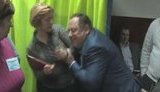 Регионал Мельник пытался на руках вынести нунсовку Геращенко с избирательного участка: "Ну, шо ви робите, рєбята? Вы ж не у Раді". + ВИДЕО.