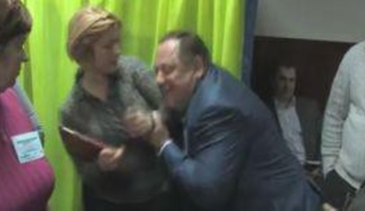 Регионал Мельник пытался на руках вынести нунсовку Геращенко с избирательного участка: "Ну, шо ви робите, рєбята? Вы ж не у Раді". + ВИДЕО.