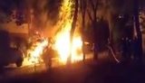 Вночі у дворі житлового будинку вибухнули два автомобілі. ВIДЕО
