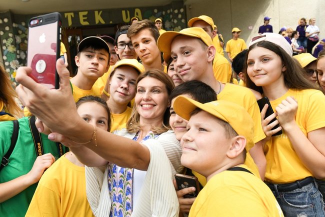 Дружина президента Олена Зеленська відвідала Артек під Києвом 01