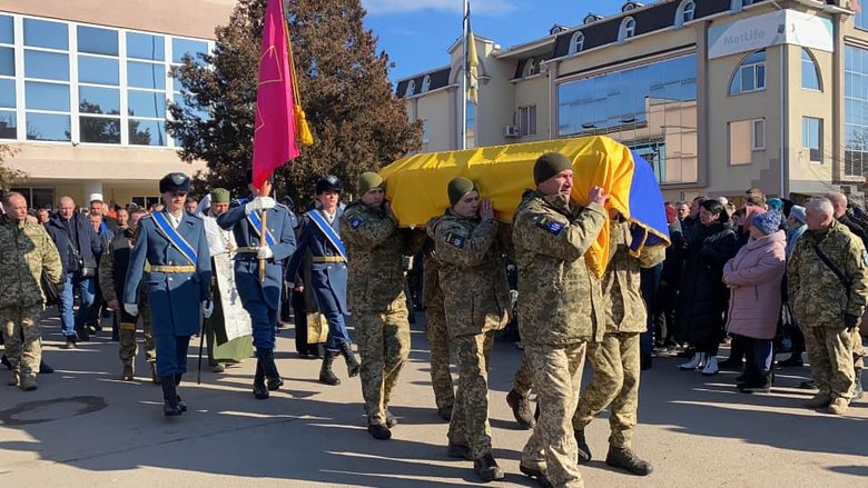 На Вінниччині попрощалися із загиблим внаслідок російського обстрілу воїном 56-ї ОМПБр Денисом Кононенком 21