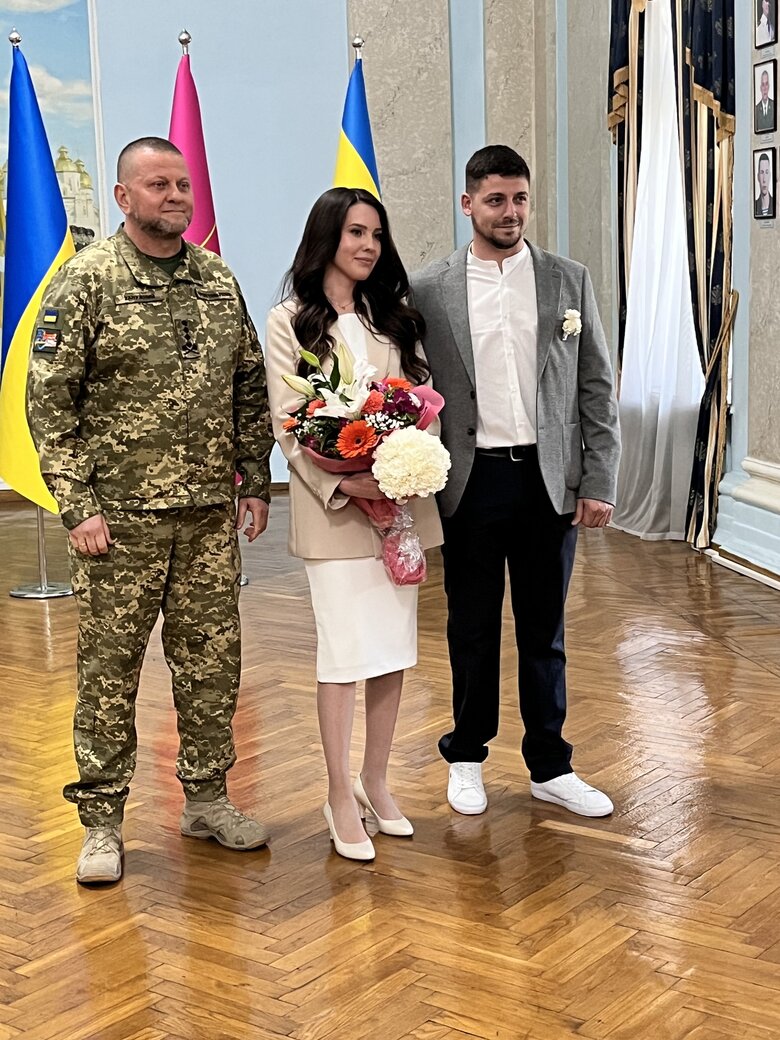 Головнокомандувач Залужний прийшов на весілля до військового 01