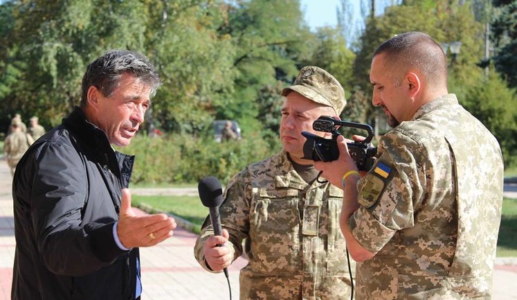 "Мы должны предоставить Украине защитные системы", - экс-генсек НАТО Расмуссен после поездки на Донбасс. ВИДЕО
